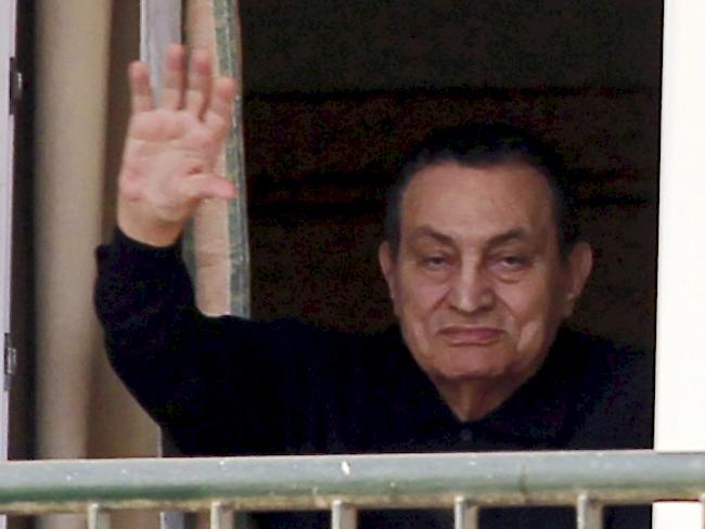 Der gestürzte ehemalige Machthaber Hosni Mubarak winkt am 4. Mai seinen Anhänger zu.