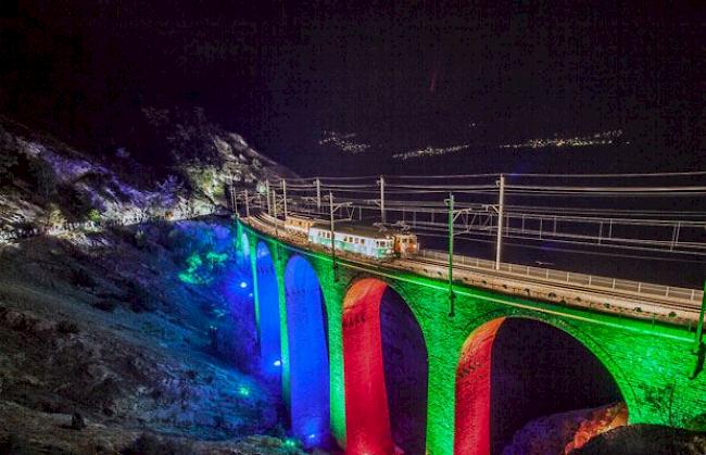 Impression von der grossen Fahrzeugparade der BLS am Samstagabend beim Luogelkin-Viadukt oberhalb Hohtenn.