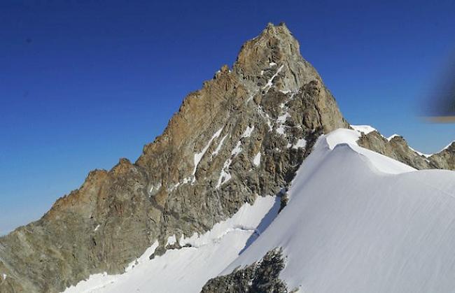 Ein Bergsteiger rutschte am Samstag am Zinalrothorn aus und erlitt Kopfverletzungen.