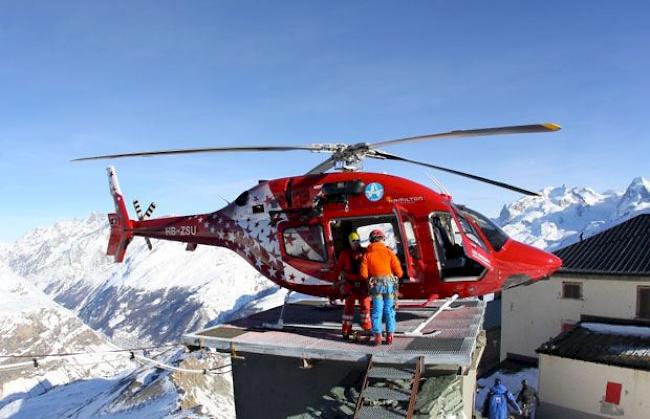 Ein Rettungshelli der Air Zermatt auf dem Landeplatz bei der Hörnlihütte auf 3260 Meter.