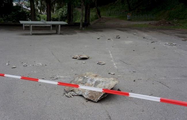 Grosse Gesteinsbrocken auf dem Pausenplatz der Primarschüler des Schulhauses Ornavasso in Naters.