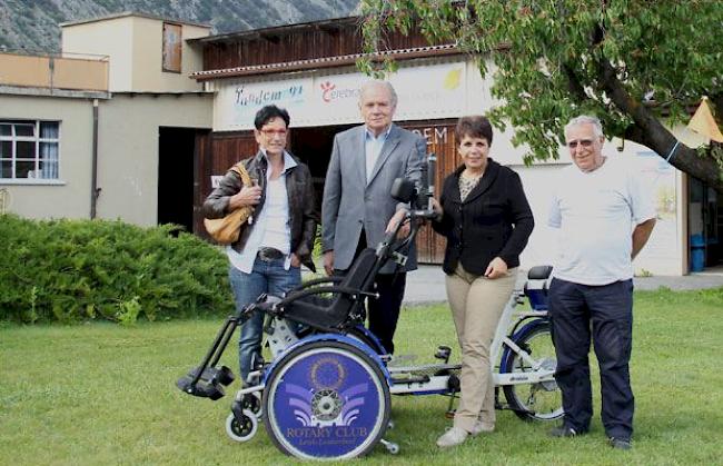 Christine Beney, Bernard Zanella und Gaby Nanzer vom Rotary-Club Leuk-Leukerbad mit Amadus Meichtry von Tandem 91