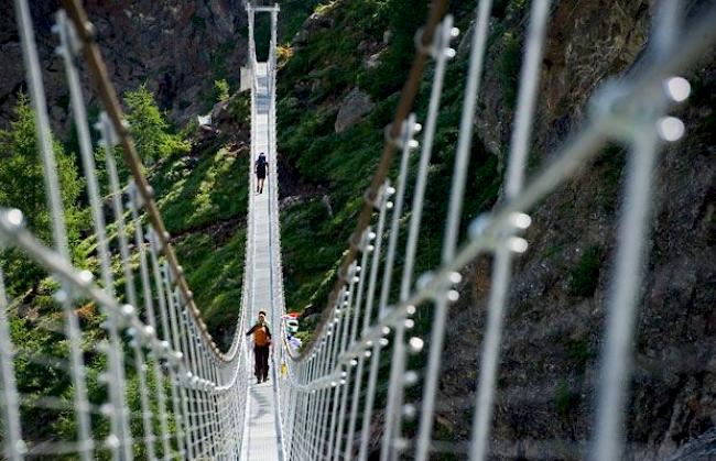 Die Europaweg-Hängebrücke über das «Grabengufer» einen Monat nach ihrer Eröffnung im Jahr 2010.