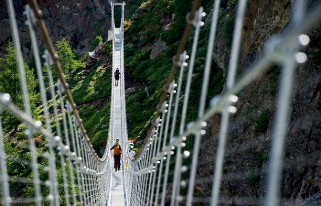 Die Europaweg-Hängebrücke über das «Grabengufer» einen Monat nach ihrer Eröffnung im Jahr 2010. 