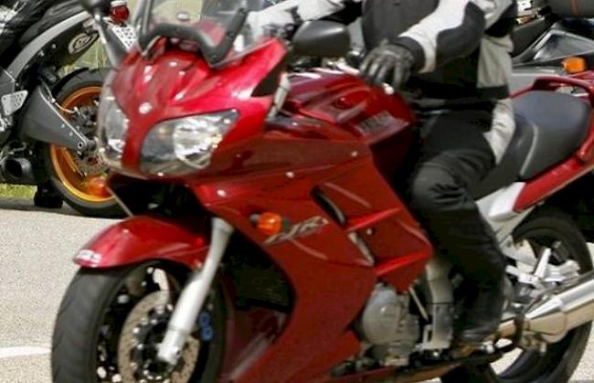 Nachdem ein Motorrad bei Basse-Nendaz mit einem Fahrzeug kollidierte, verstarb der Fahrer noch auf der Unfallstelle. (Symbolbild)