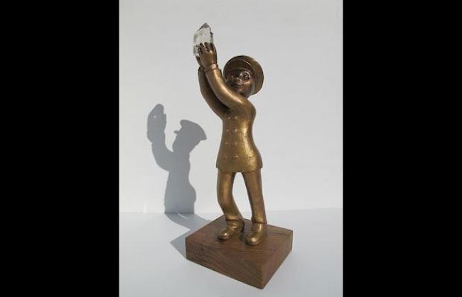 Der Prix Bienvenu wird durch die Skulptur eines kleinen Concierges aus Bronze symbolisiert.