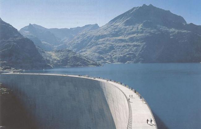 Auffallend häufig betroffen von Nachbesserungen sind grosse Staudämme im Wallis (Foto: Der Staudamm bei Emosson».