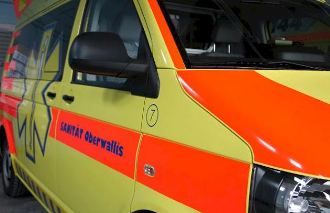 Ein Ambulanzfahrzeug brachte den Verletzten ins Spital Sitten.