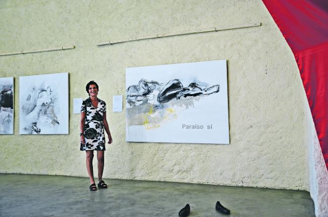 Eine der Künstlerinnen ist Denise Eyer-Oggier. Hier neben ihrem Werk «Psst! cet immense fleuve», 180×130 cm, Acryl/Kohle, 2015.  