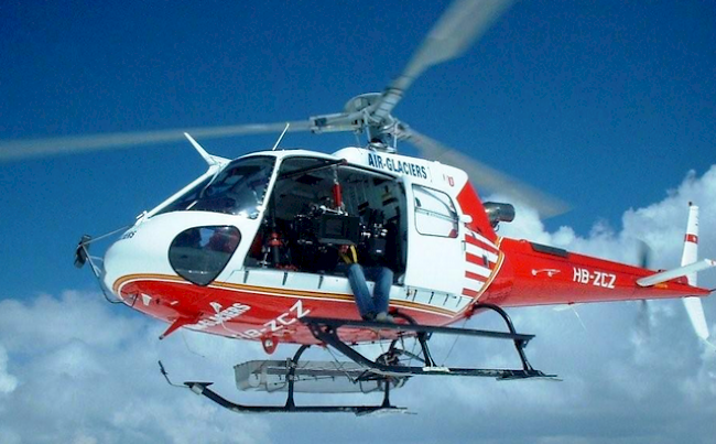 Ein Helikopter der Air Glaciers brachte den abgestürzten Gleitschirmpilot ins Spital von Lausanne (Archivbild).  