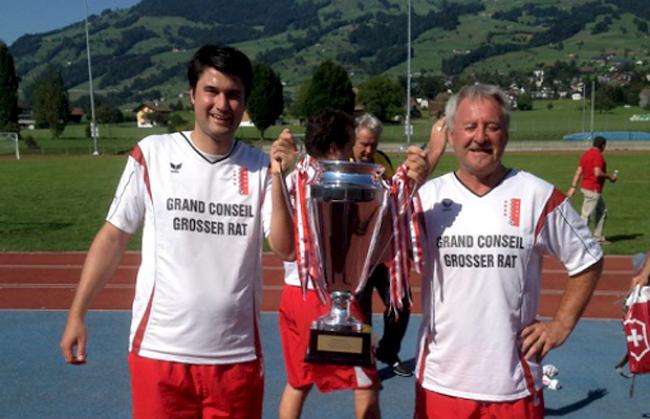 Aron Pfammatter und Claude Bumann mit dem begehrten Pokal.