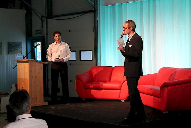 Harald Burgener (rechts), CEO der Mengis Gruppe, wandte sich ebenfalls ans versammelte Publikum. Zusammen mit dem Geschäftsführer der Mengis Druck AG, Martin Seematter, stellte er den Digitaldruck vor