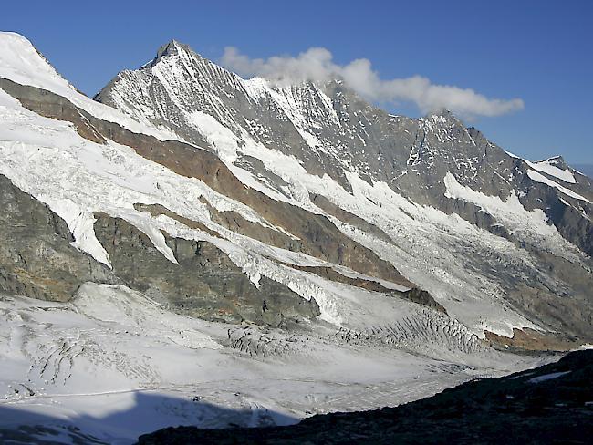 Schön aber gefährlich: Immer wieder stürzen Alpinisten in den Schweizer Bergen ab. Am Samstag stürzte ein Mann am Täschhorn ( links)  in den Tod. Er war nicht angeseilt (Archiv).