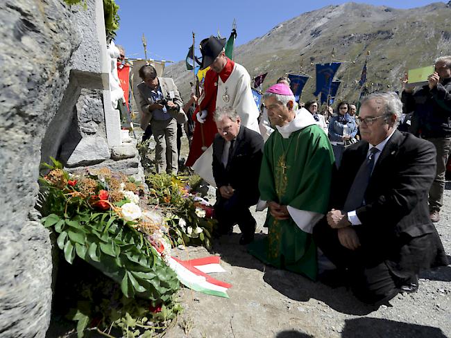Italiens Staatssekretär für regionale Angelegeheiten, Gianclaudio Bressa, Bischof Jean-Marie Lovey und Staatsrat Jacques Melly (von rechts) verneigen sich vor der Gedenktafel und damit vor den 88 Mattmark-Opfern.
