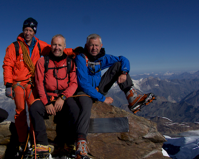 Die Tafel wurde am Sonntag von Simon Anthamatten, Bergführer aus Zermatt (links), Laurent Gisel (Mitte), Rechtsberater des Internationalen Komitees vom Roten Kreuz, und Botschafter Nicolas Bideau, Leiter von Präsenz Schweiz (EDA), auf dem Gipfel der Dunantspitze angebracht.