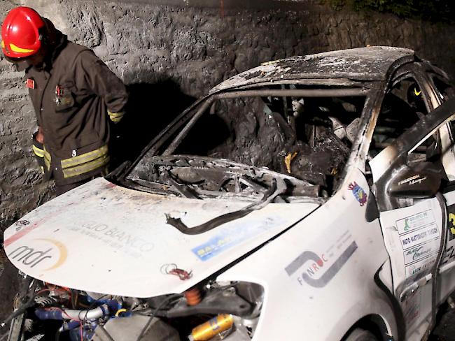 Das zerstörte und ausgebrannte Wrack des Autos, in dem am Sonntag bei einer Rallye zwei Tessiner starben.