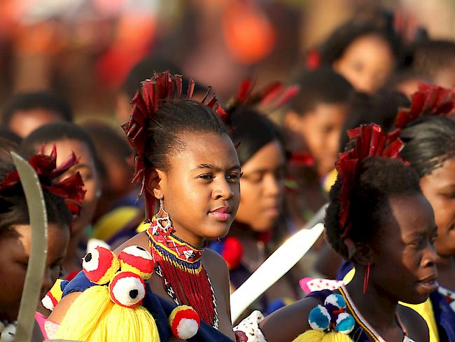 Knappe und bunte Kostüme: Alljährlich tanzen Tausende Jungfrauen für Swasilands polygamen Monarchen, König Mswati III. (Archiv)