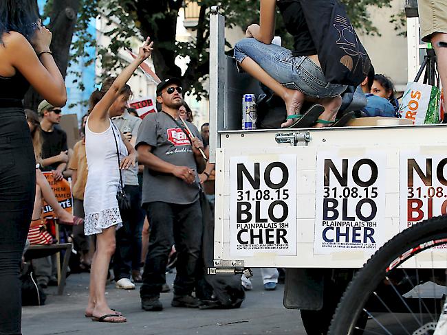 «No Blocher»: Rund 250 Personen haben am Montag in Genf gegen eine Parteiversammlung mit Christoph Blocher und Oskar Freysinger demonstriert.