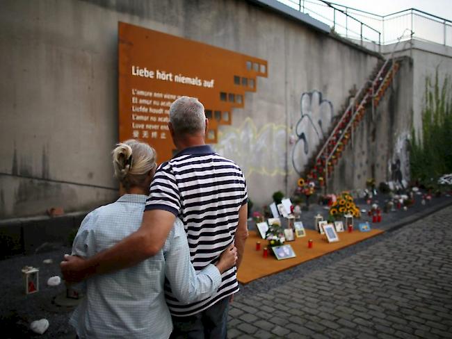 Ein Paar steht in Duisburg bei der Gedenkstätte der Loveparade-Tragödie von 2010. (Archiv)