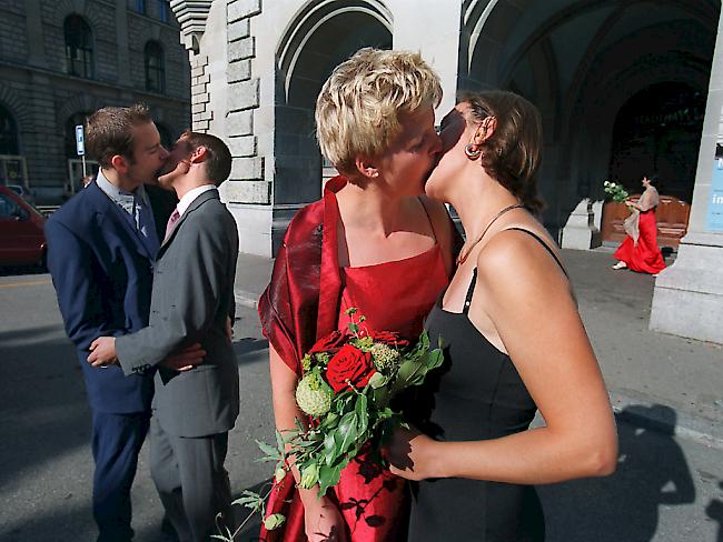 Die Ehe soll auch gleichgeschlechtlichen Paaren offen stehen. Die Rechtskommissionen von National- und Ständerat haben sich dafür ausgesprochen. (Archivbild)