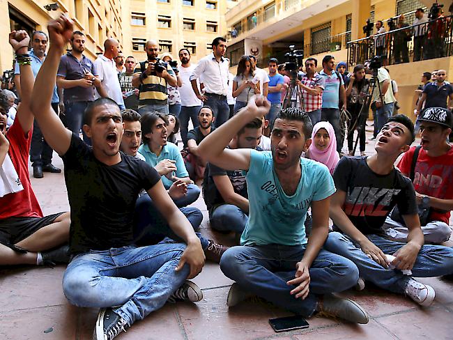 Bei einem Sit-in forderten Demonstranten den Rücktritt von Umweltminister Mohammed Maschnuk.