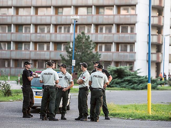 Polizei in der Slowakei bewacht das Flüchtlingsheim in Gabcikovo