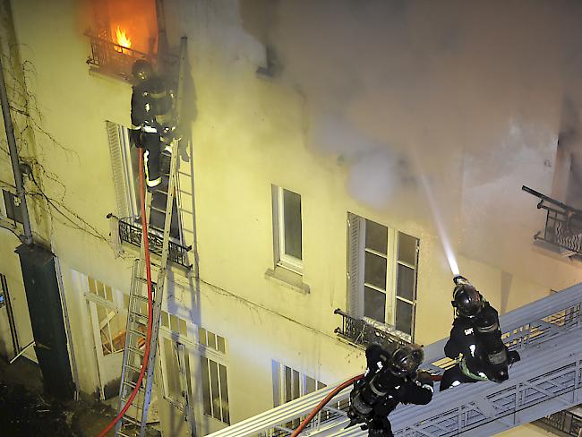 Feuerwehrleute in Paris bei Löscharbeiten (Archiv)