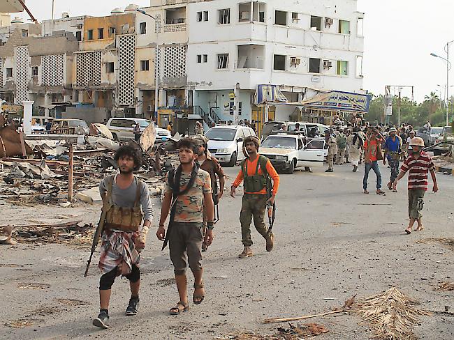 Kämpfer bei der Rückeroberung der zuvor von Huthi-Rebellen besetzen Stadt Aden im vergangenen Juli (Archiv)