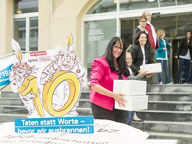 VSAO-Vertreterinnen und -Vertreter übergeben die Unterschriften dem Staatssekretariat für Wirtschaft (SECO) in Bern.