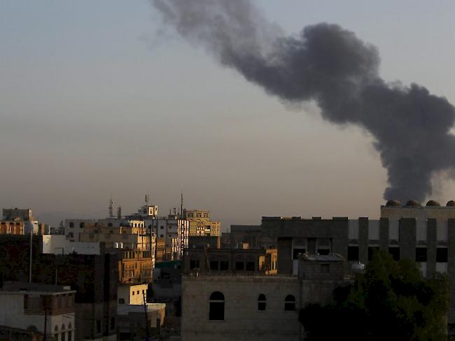 Rauchsäule über der jemenitischen Hauptstadt Sanaa. (Archiv)