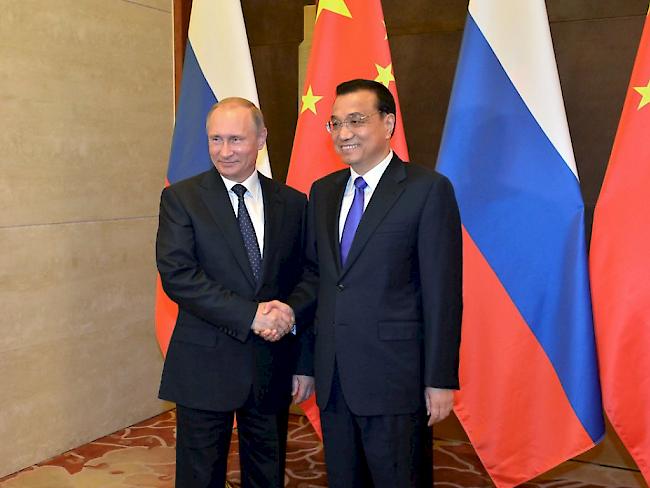 Wladimir Putin (links) und Li Keqiang am Mittwoch in Peking.