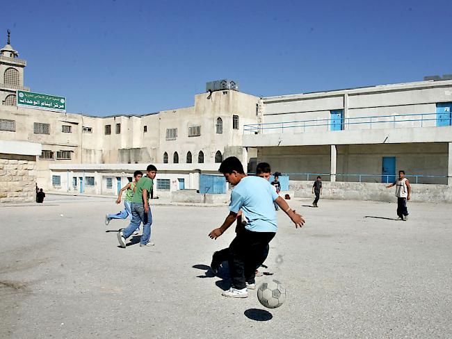 Palästinenische Kinder spielen in einer Schule in einem jordanischen Flüchtlingslager: Mehr als die Hälfte der Flüchtlingskinder hat laut UNICEF keinen Zugang zu Bildung. (Archivbild)