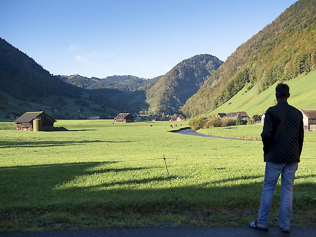 Die Schweiz ist laut dem Bundesrat weit von einer Asyl-Krise entfernt. Im Bild ein Asylsuchender vor einer Unterkunft in Alt St. Johann. (Archivbild)