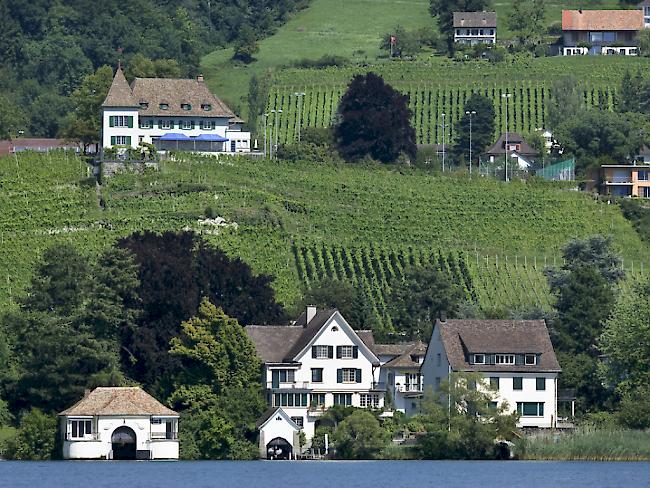 Hier ist Mieten günstiger als Kaufen: Rebberge und Villen mit Seeanstoss in Erlenbach an der Zürcher Goldküste.