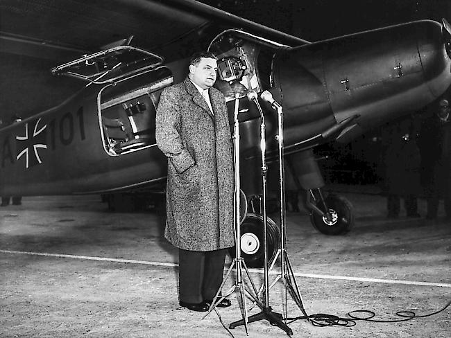 Franz Josef Strauss, damals Verteidigungsminister, bei einem Auftritt am 22. Januar 1957 zur ersten Fertigstellung eines in Deutschland produzierten Flugzeuges für die Bundeswehr. (Archiv)