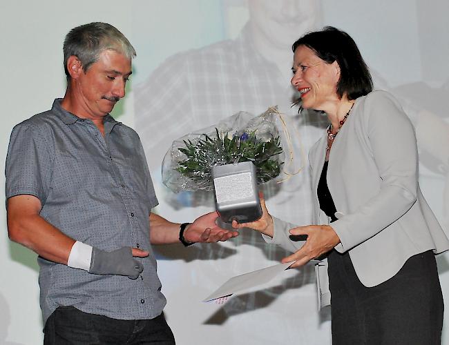 Preisträger Beat Volken nimmt von Staatsrätin Esther Waeber-Kalbermatten die Auszeichnung entgegen.