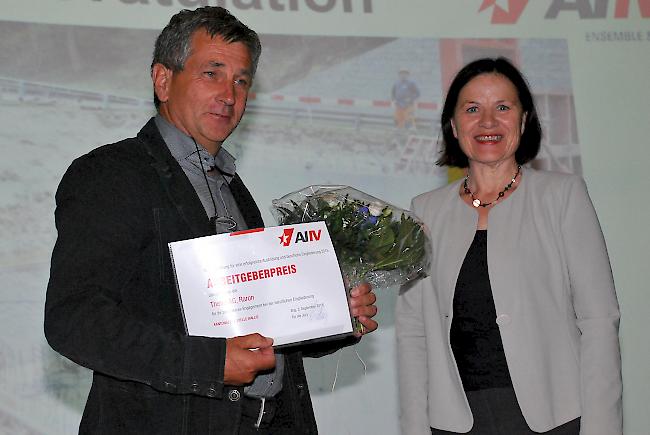 Arbeitgeberpreis für die Bauunternehmung Theler AG: Firmeninhaber Max Theler und Staatsrätin Esther Waeber-Kalbermatten anlässlich der Preisverleihung.
