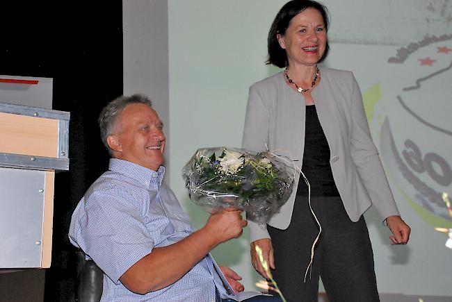 Aktiver Verein: Robert Lehner, Präsident des Rollstuhlclubs Oberwallis, bekam von Esther Waeber-Kalbermatten den diesjährigen Spezialpreis überreicht.