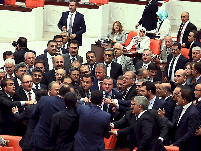 Umstrittener Entscheid im türkischen Parlament: Armee darf weiter gegen IS und Kurden vorgehen