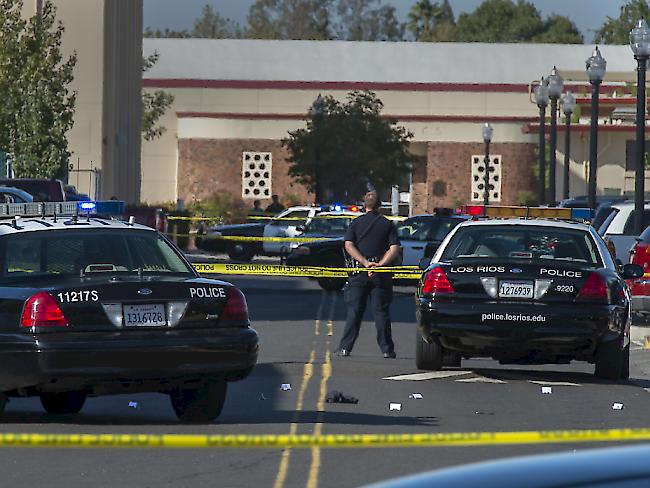 Die Polizei sichert den Campus des Sacramento City Colleges nach einer Schiesserei. Die Schüsse fielen auf einem Parkplatz, dabei starb ein Mensch. Der Schütze ist auf der Flucht.