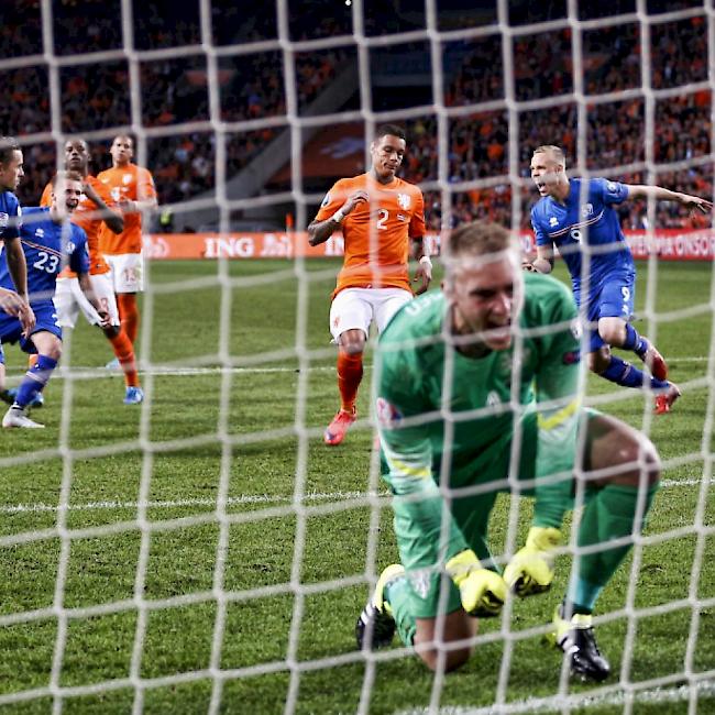 Islands Gylfi Thor Sigurdsson feiert nach seinem verwandelten Penalty gegen Holland
