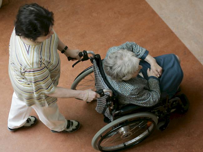 Eine Frau schiebt eine Seniorin im Rollstuhl - die BDP will junge Erwachsene und fitte Rentner in die Betreuung von älteren Menschen einbinden. (Symbolbild)