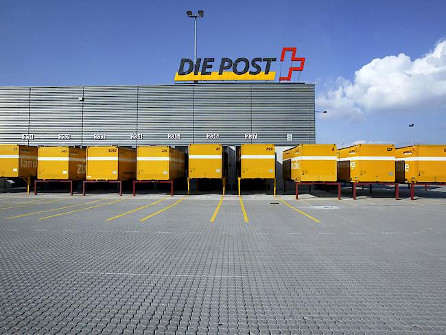 Die Post lagert den internen Transport aus und schafft die Lastwagenflotte über 3,5 Tonnen ab. 187 Chauffeure sind von der Sparmassnahme betroffen. (Symbolbild)