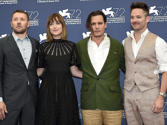Johnny Depp am Filmfestival von Venedig zusammen mit den Schauspielern Joel Edgerton, Dakota Johnson und Regisseur Scott Cooper (v.l.n.r.)