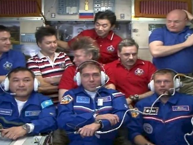 Gruppenfoto im All: Die Besatzung der ISS zählt wieder neun Personen.