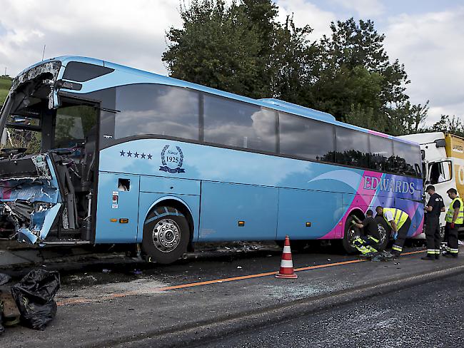 Der stark beschädigte Reisebus nach der Auffahrkollision mit mehreren Lastwagen. Insgesamt wurden bei dem Unfall auf der Autobahn A2 zwischen Sempach und Sursee 41 Menschen verletzt.