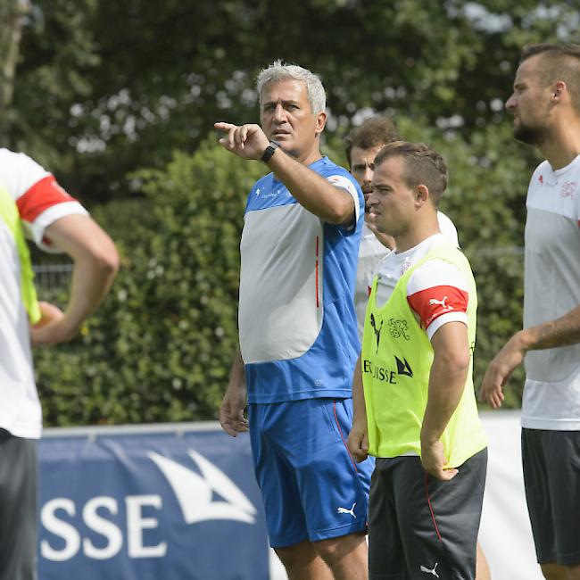 Der Schweizer Nationaltrainer Vladimir Petkovic zeigt den Weg Richtung EM-Endrunde
