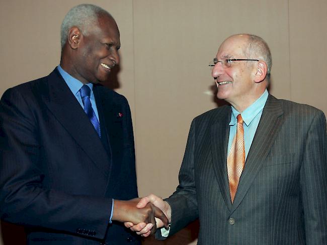 Pascal Couchepin mit dem damaligen OIF-Generalsekretär Abdou Diouf bei einem Treffen in Genf im Jahr 2006 (Archiv)