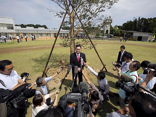 Narahas Gemeindepräsident Yukiei Matsumoto steht im Zentrum der Aufmerksamkeit der Medienleute