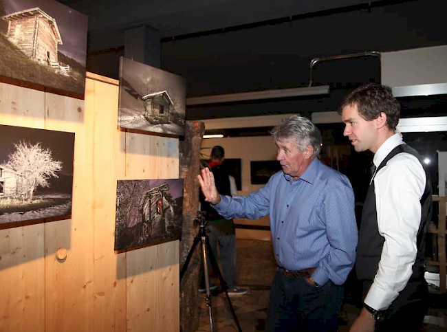 Fotograf David Bumann (rechts) im Gespräch mit einem Ausstellungsbesucher.